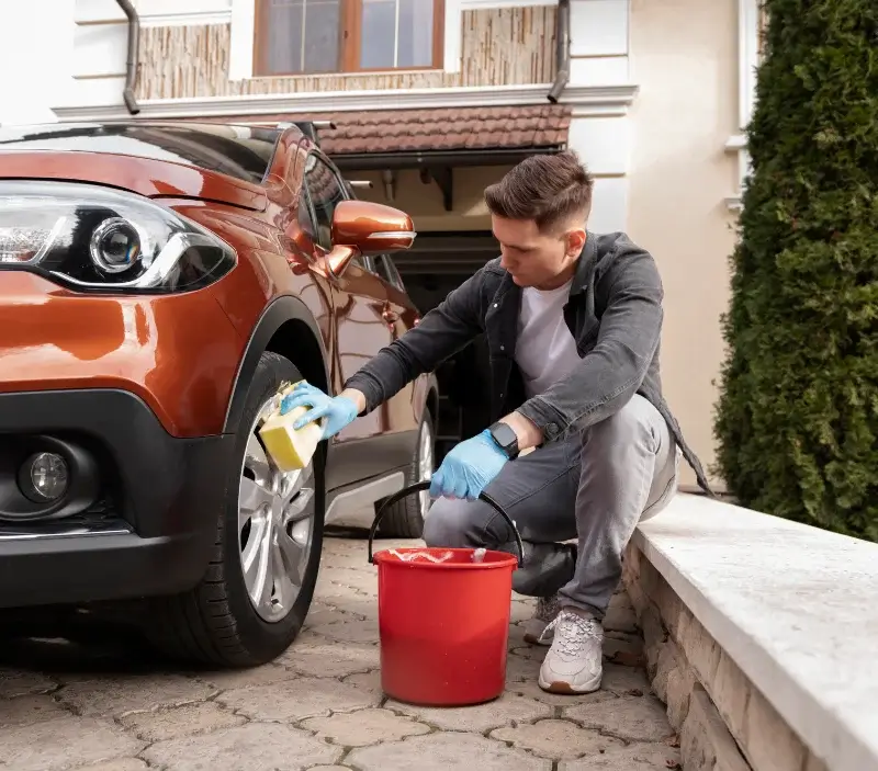 Lavage auto à domicile Saint-Julien-lès-Metz : professionnel intervenant sur un véhicule